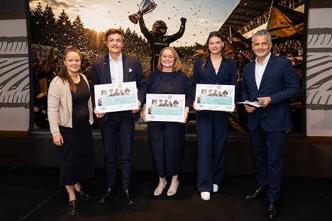Sarah Gregor, Leiterin Marketing & Sales der DHA (li.), und IHA-Vorstandsvorsitzender Otto Lindner (re.) vergaben drei Stipendien an junge Hotellerie-Talente. V. l. n. r.: Sarah Gregor, Leon Rumpf (Hotel Bayerischer Hof München), Hannah Renken (Maritim Hotel Würzburg), Sofie Faulstich (Best Western Plus Kurhotel an der Obermaintherme) und Otto Lindner. Bild: IHA Sarah Gregor, Leiterin Marketing & Sales der DHA (li.), und IHA-Vorstandsvorsitzender Otto Lindner (re.) vergaben drei Stipendien an junge Hotellerie-Talente