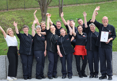 Große Freude beim Team des fischer Betriebsrestaurants über die exzellente Platzierung beim Kantinentest der Initiative Food & Health. Bild: fischer