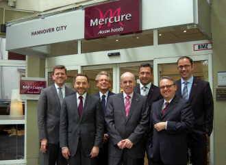 Zu Gast im frisch modernisierten Mercure Hotel Hannover City: Hoteldirektor Ulrich Heim (rechts) begrüßte Christoph Lueg, Vice President Mercure Northern Germany, Christophe Alaux, Chief Operating Officer Mercure & MGallery Europe, Volkmar Pfaff, Senior Vice President Mercure Central Europe und Geschäftsführer Accor Hospitality Germany GmbH, Serge Caurant, Direktor Mercure Hotel Hannover Mitte,