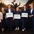 Sarah Gregor, Leiterin Marketing & Sales der DHA (li.), und IHA-Vorstandsvorsitzender Otto Lindner (re.) vergaben drei Stipendien an junge Hotellerie-Talente. V. l. n. r.: Sarah Gregor, Leon Rumpf (Hotel Bayerischer Hof München), Hannah Renken (Maritim Hotel Würzburg), Sofie Faulstich (Best Western Plus Kurhotel an der Obermaintherme) und Otto Lindner. Bild: IHA